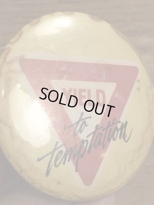 80年代頃のYield To Temptationのメッセージが書かれたビンテージの缶バッジ