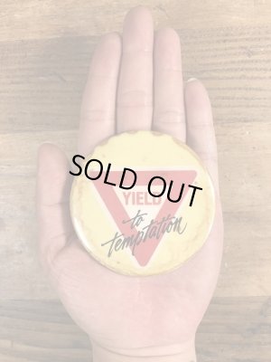 80年代頃のYield To Temptationのメッセージが書かれたビンテージの缶バッジ