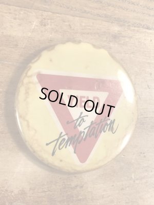 80年代頃のYield To Temptationのメッセージが書かれたビンテージの缶バッジ