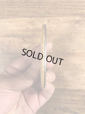 80年代頃のYield To Temptationのメッセージが書かれたビンテージの缶バッジ