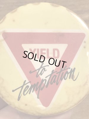 80’sのYield To Temptationのメッセージが書かれたヴィンテージの缶バッチ