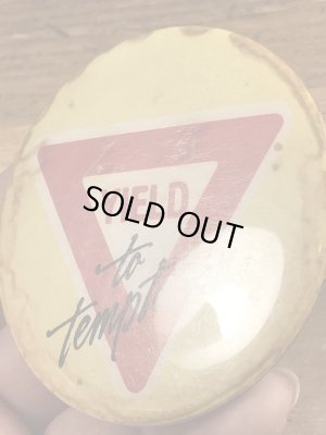 80年代頃のYield To Temptationのメッセージが書かれたビンテージの缶バッジ