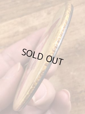 80年代頃のYield To Temptationのメッセージが書かれたビンテージの缶バッジ