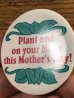 80’sのPlant One On Your Mom This Mother's Day!のメッセージが書かれたヴィンテージの缶バッチ