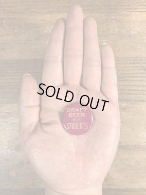 60~70年代頃のDraft Beer Not Studentsのメッセージが書かれたビンテージの缶バッジ