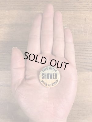 60~70年代頃のSave Water Shower With A Friendのメッセージが書かれたビンテージの缶バッジ