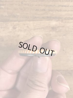 60~70’sのSave Water Shower With A Friendのメッセージが書かれたヴィンテージの缶バッチ