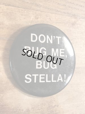 80年代頃のDon't Bug Me, Bug Stella!のメッセージが書かれたヴィンテージの缶バッチ