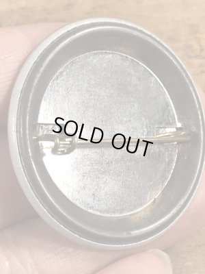 80’sのOld Enough To Fight Old Enough To Drinkのメッセージが書かれたビンテージの缶バッジ