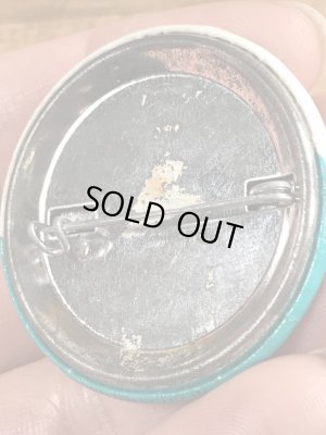 80年代頃のLet's Talk Tunaのメッセージが書かれたビンテージの缶バッジ