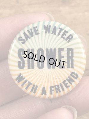 60~70年代頃のSave Water Shower With A Friendのメッセージが書かれたビンテージの缶バッジ
