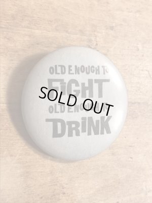 80年代頃のOld Enough To Fight Old Enough To Drinkのメッセージが書かれたヴィンテージの缶バッチ