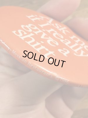 80年代頃のAsk Me If I Really Give A Shirt.のメッセージが書かれたヴィンテージの缶バッチ