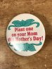 80’sのPlant One On Your Mom This Mother's Day!のメッセージが書かれたヴィンテージの缶バッチ