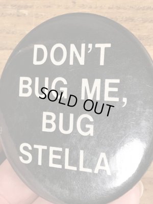 80'sのDon't Bug Me, Bug Stella!のメッセージが書かれたビンテージの缶バッジ