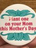 80年代頃のPlant One On Your Mom This Mother's Day!のメッセージが書かれたビンテージの缶バッジ