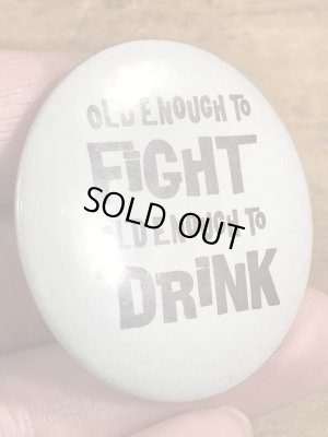 80年代頃のOld Enough To Fight Old Enough To Drinkのメッセージが書かれたヴィンテージの缶バッチ