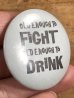 80年代頃のOld Enough To Fight Old Enough To Drinkのメッセージが書かれたヴィンテージの缶バッチ