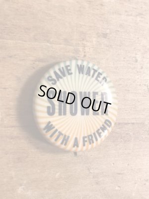 60~70年代頃のSave Water Shower With A Friendのメッセージが書かれたビンテージの缶バッジ