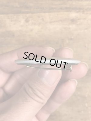 80’sのOld Enough To Fight Old Enough To Drinkのメッセージが書かれたビンテージの缶バッジ