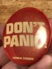 80'sのDon't Panic!のメッセージが書かれたビンテージの缶バッジ