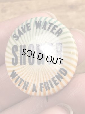 60~70’sのSave Water Shower With A Friendのメッセージが書かれたヴィンテージの缶バッチ