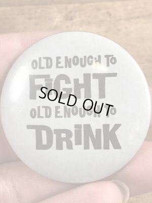 80年代頃のOld Enough To Fight Old Enough To Drinkのメッセージが書かれたヴィンテージの缶バッチ