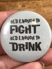 80年代頃のOld Enough To Fight Old Enough To Drinkのメッセージが書かれたヴィンテージの缶バッチ