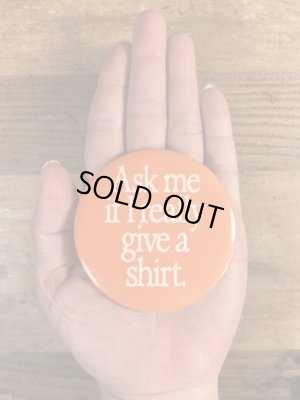 80'sのAsk Me If I Really Give A Shirt.のメッセージが書かれたビンテージの缶バッジ