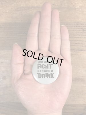 80年代頃のOld Enough To Fight Old Enough To Drinkのメッセージが書かれたヴィンテージの缶バッチ