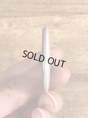 80年代頃のOld Enough To Fight Old Enough To Drinkのメッセージが書かれたヴィンテージの缶バッチ