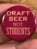 60~70年代頃のDraft Beer Not Studentsのメッセージが書かれたビンテージの缶バッジ