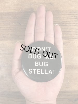 80年代頃のDon't Bug Me, Bug Stella!のメッセージが書かれたヴィンテージの缶バッチ