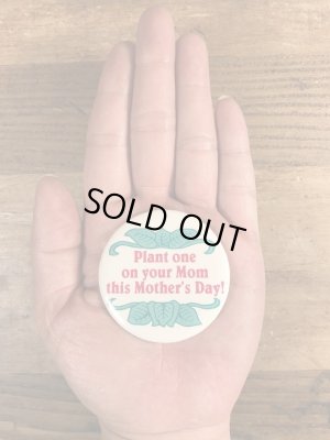 80年代頃のPlant One On Your Mom This Mother's Day!のメッセージが書かれたビンテージの缶バッジ