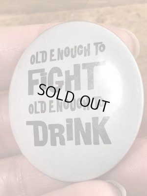 80’sのOld Enough To Fight Old Enough To Drinkのメッセージが書かれたビンテージの缶バッジ