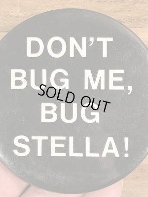 80年代頃のDon't Bug Me, Bug Stella!のメッセージが書かれたヴィンテージの缶バッチ