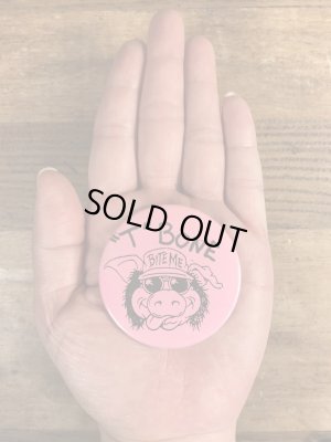 80年代頃のBite Meのブタが描かれたビンテージの缶バッジ