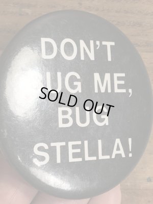 80年代頃のDon't Bug Me, Bug Stella!のメッセージが書かれたヴィンテージの缶バッチ