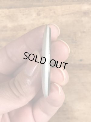 80年代頃のOld Enough To Fight Old Enough To Drinkのメッセージが書かれたヴィンテージの缶バッチ