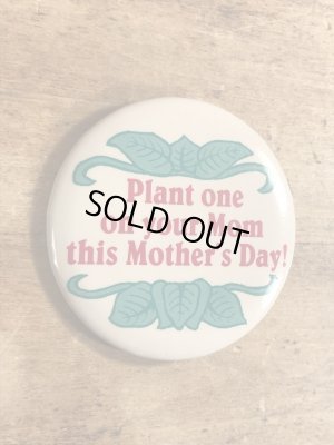 80年代頃のPlant One On Your Mom This Mother's Day!のメッセージが書かれたビンテージの缶バッジ