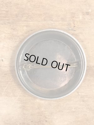 80’sのOld Enough To Fight Old Enough To Drinkのメッセージが書かれたビンテージの缶バッジ