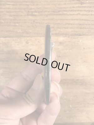 80年代頃のDon't Bug Me, Bug Stella!のメッセージが書かれたヴィンテージの缶バッチ