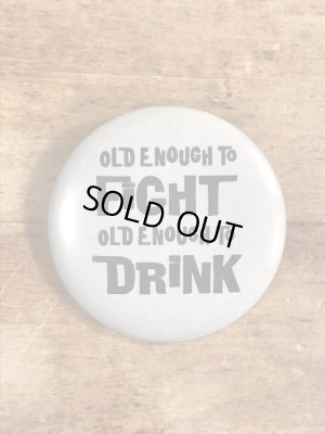 80年代頃のOld Enough To Fight Old Enough To Drinkのメッセージが書かれたヴィンテージの缶バッチ