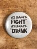 80年代頃のOld Enough To Fight Old Enough To Drinkのメッセージが書かれたヴィンテージの缶バッチ