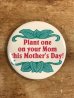 80年代頃のPlant One On Your Mom This Mother's Day!のメッセージが書かれたビンテージの缶バッジ