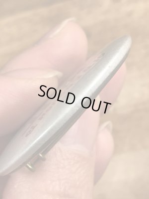 80年代頃のOld Enough To Fight Old Enough To Drinkのメッセージが書かれたヴィンテージの缶バッチ