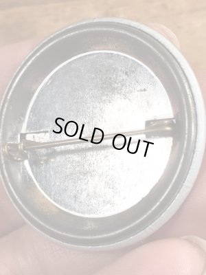 80年代頃のOld Enough To Fight Old Enough To Drinkのメッセージが書かれたヴィンテージの缶バッチ