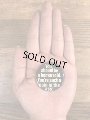 80年代頃のYou Should Be A Hemorroid.のメッセージが書かれたビンテージの缶バッジ