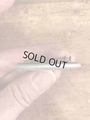 80’sのOld Enough To Fight Old Enough To Drinkのメッセージが書かれたビンテージの缶バッジ