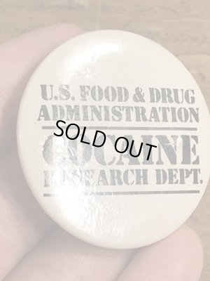 80年代頃のU.S.Food & Drug Administration Cocaine Research Dept.のメッセージが書かれたビンテージの缶バッジ